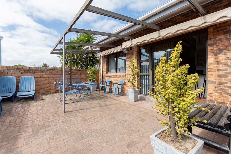 4 Bedroom Property for Sale in Middedorp Western Cape